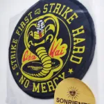Vista detalle plastico transparente con la espaldera diseño de Cobra Kai dentro