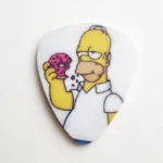 Homero Simpson sujetando una dona impreso en una uñeta Uñeta