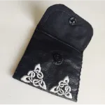 Monedero Abierto con diseños de triquetas en su interior